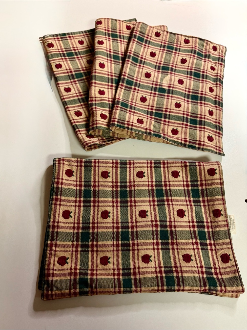 Country style Plaid Apple motif Cotton Placemats Set